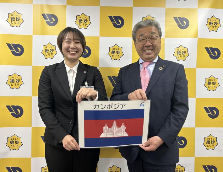 表敬訪問に来たJICA海外協力隊員と写真を撮る市長