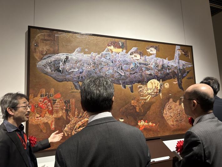 芸術作品を鑑賞する市長