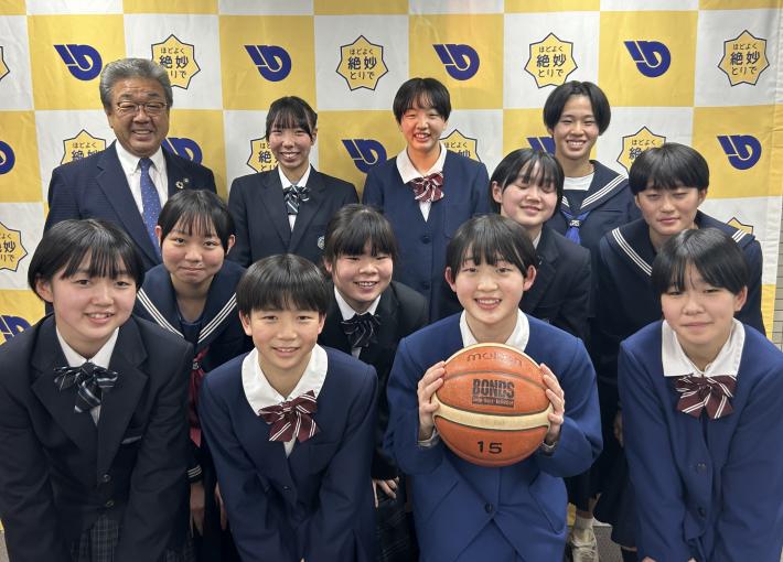 バスケットボール全国大会出場チームと写真を撮る市長