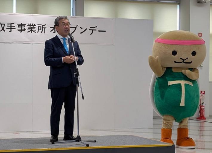 ステージ上でとりかめくんと並んで挨拶をする市長