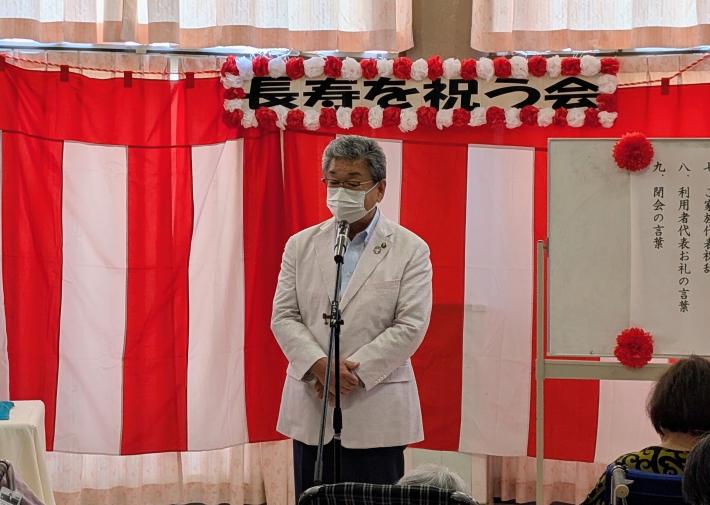 市民の前で挨拶をする市長