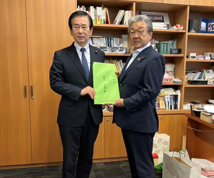 要望書を持つ市長と男性