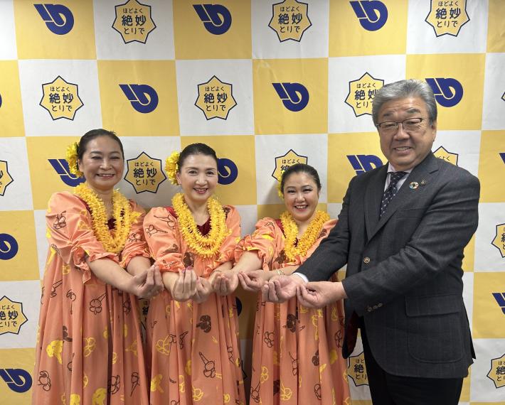 全日本フラ選手権クプナアウアナグループ部門優勝チームと写真を撮る市長