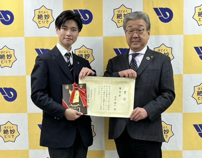 表敬訪問をされたかたと写真を撮る市長