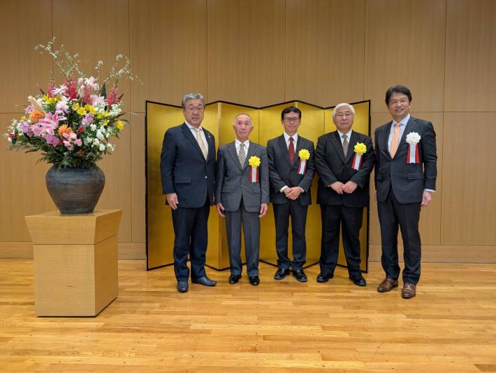 表彰式にて集合写真を撮る市長