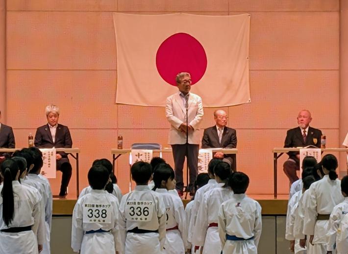児童の前で挨拶をする市長