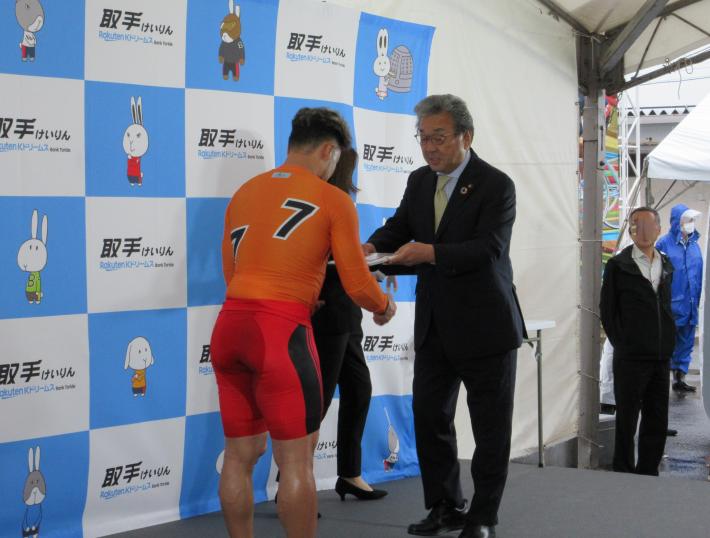 競輪選手を表彰する市長