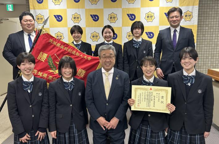 全国大会に出場される剣道部員と写真を撮る市長