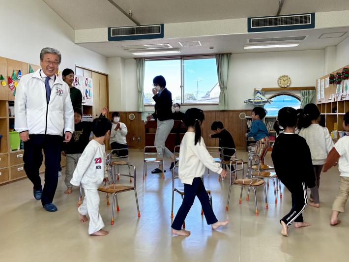 保育所の児童と交流する市長