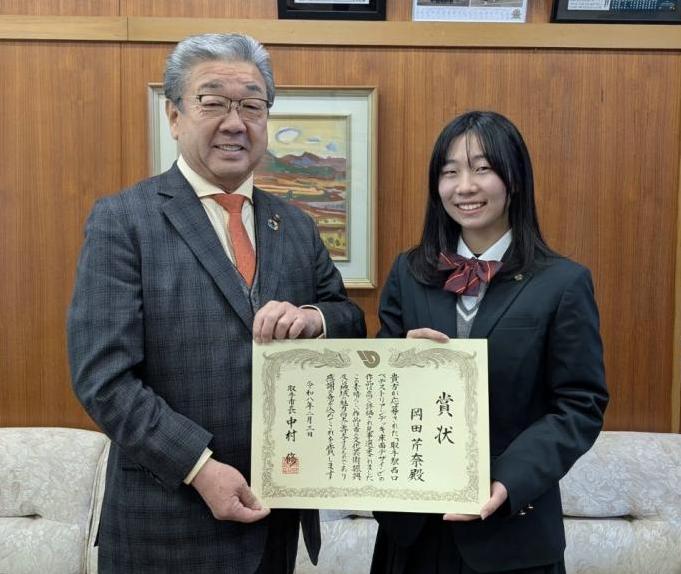 ペデストリアンデッキデザインの感謝状を贈呈する市長