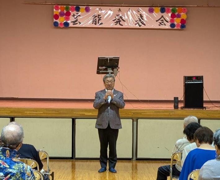 市民の前で挨拶をする市長