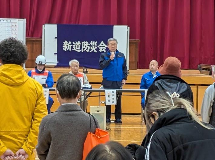 防災訓練にて市民の前で挨拶をする市長