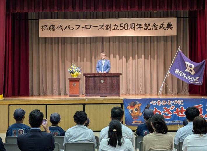 ステージ上であいさつをする市長