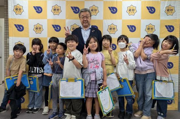 庁舎見学をした児童たちと写真を撮る市長