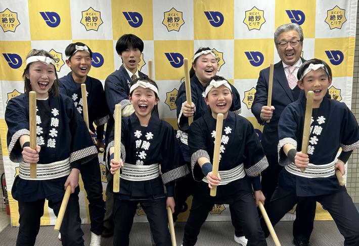 コンクール出場予定の太鼓団体と写真を撮る市長