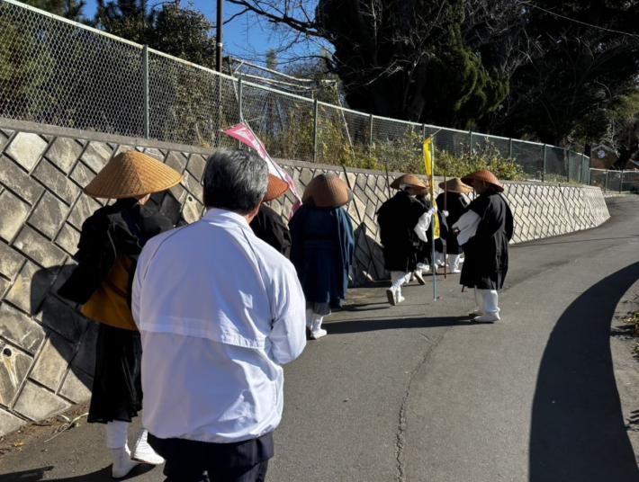 取手市仏教会の托鉢に同行する市長