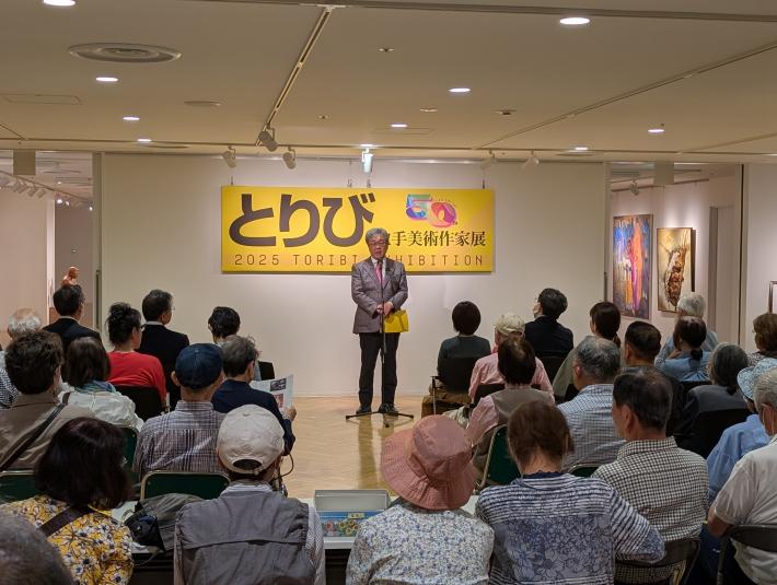 とりでアートギャラリーにて市民の前であいさつをする市長
