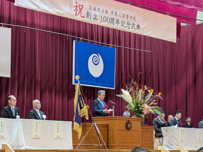 生徒の前で挨拶をする市長