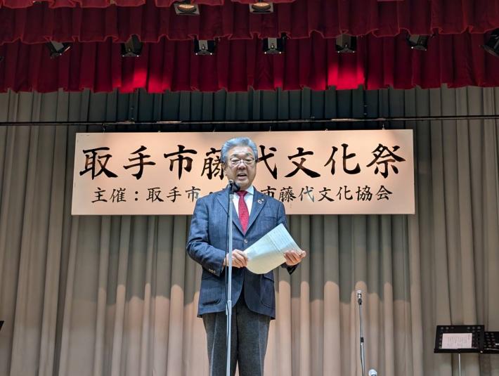 市民の前で挨拶をする市長