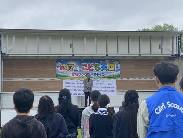 ステージの上で話をする男性