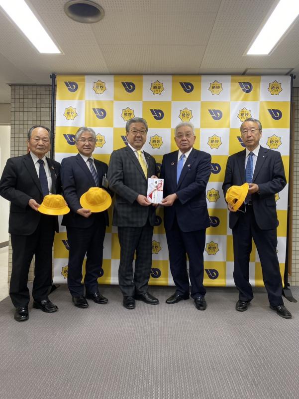 黄色い帽子を持つ男性たち