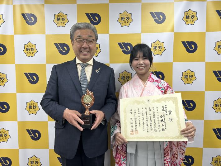 袴を着た女子とスーツを着た男性