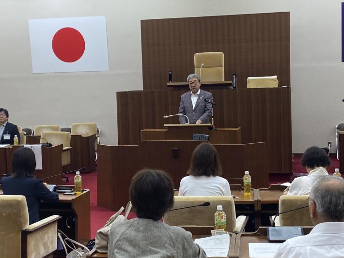 登壇する男性と傾聴する人たち