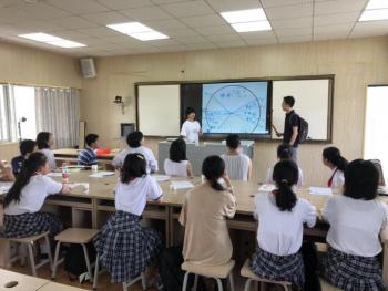 学生が一日のスケジュールを発表する様子