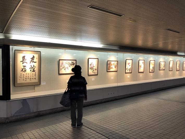 取手駅市民ギャラリー東口側に作品が展示されている様子