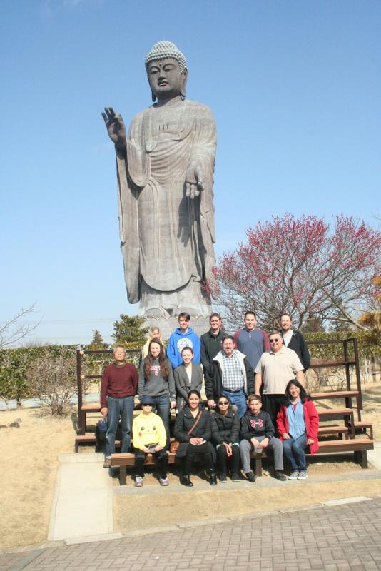 大仏を背景に集合写真に写っているユーバ市訪問団
