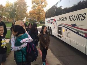 バスの前で日本人学生がホストファミリーと抱き合う様子