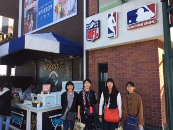 フィッシャーマンズワーフにあるお店の前に立っている4人の女性の学生派遣団員