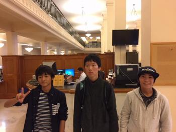 サンフランシスコ市役所内を見学する男性の学生派遣団員の3人
