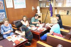 永山中学校で給食体験を行うユーバ市民。