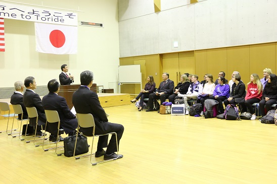 ユーバ市民訪問団が椅子に座って式典に参加している様子