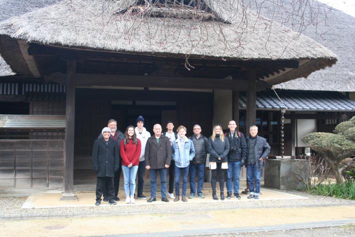 取手宿本陣の前に立つユーバ市民訪問団