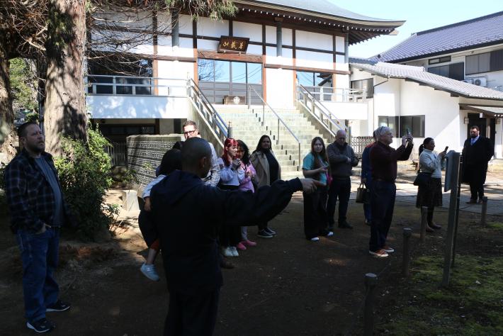 高源寺の地蔵ケヤキを眺めるユーバ市民