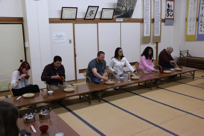 自分で打ったそばを食べるユーバ市民