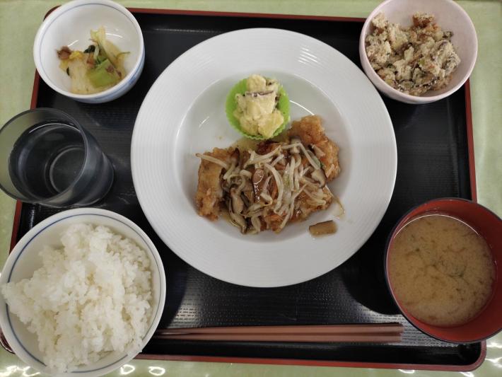 鶏の唐揚げ中華あんかけ、卯の花、おひたし、サラダ、味噌汁、米飯がお盆にのっている