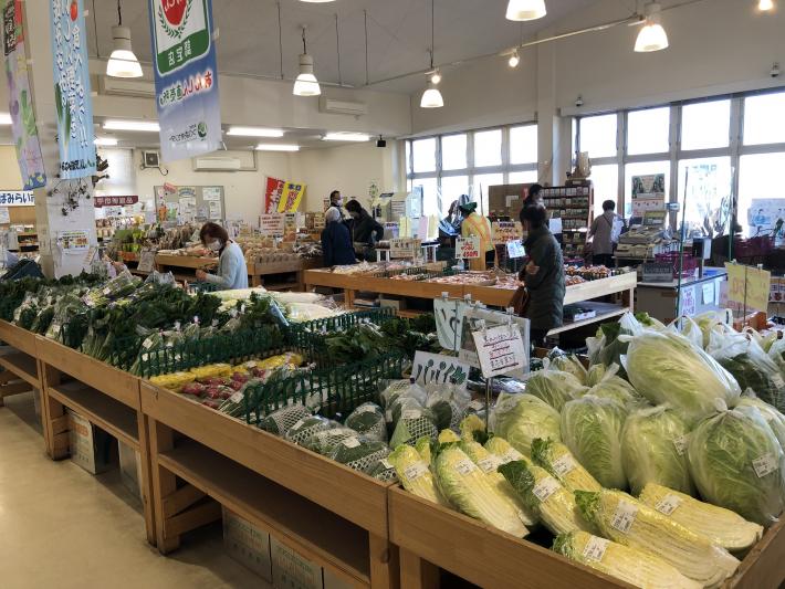 陳列台に色とりどりの野菜が並べられている店内