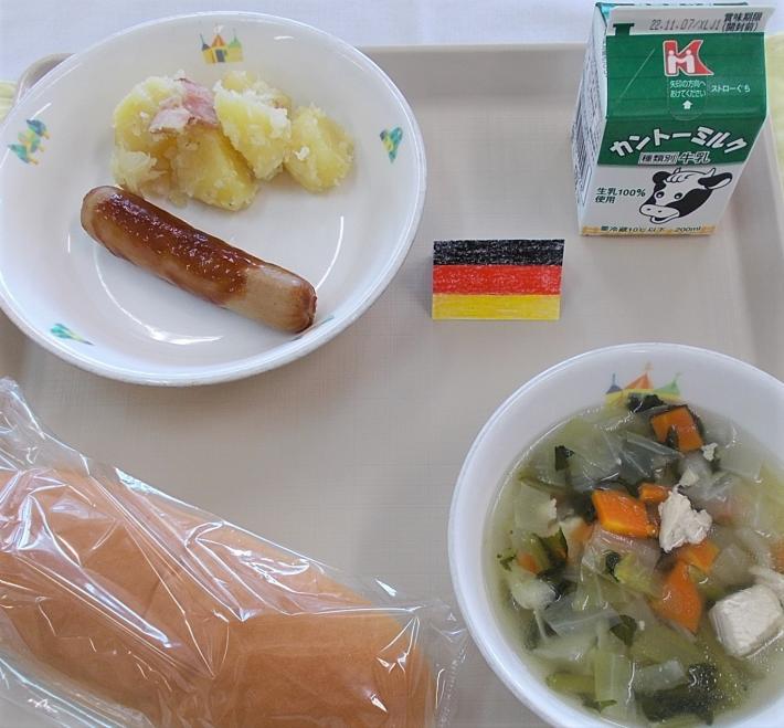 じゃがいもとベーコンのソテー、ソーセージ、包装されたコッペパン、牛乳、野菜が入ったスープがお盆にのっている
