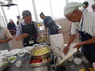 男性料理教室で調理している写真