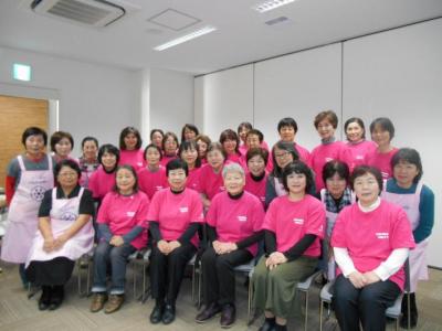 A班集合写真。30名ほどのピンクのTシャツを着た女性が写っている。