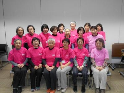 B班集合写真。16人のピンクの服を着た女性が写っている。