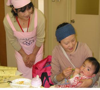 離乳食を食べる赤ちゃんとヘルスメイト