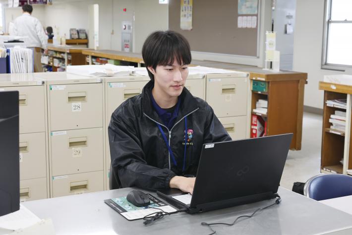 男性職員がパソコンを使って作業をしている写真