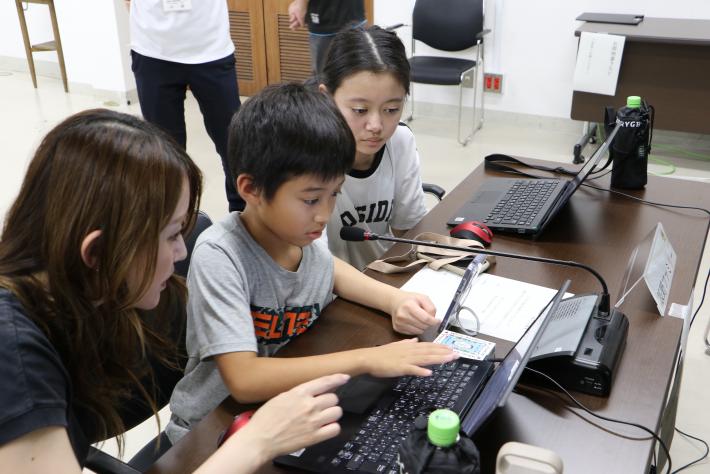 フォーム作成のためPCを操作する様子