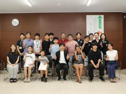 参加者と講師と職員の集合写真