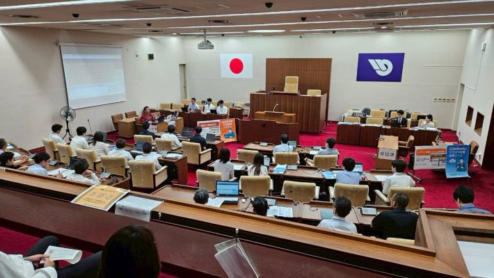議場を使って開催した生成AIなどのシステム説明の様子（傍聴席から撮影）