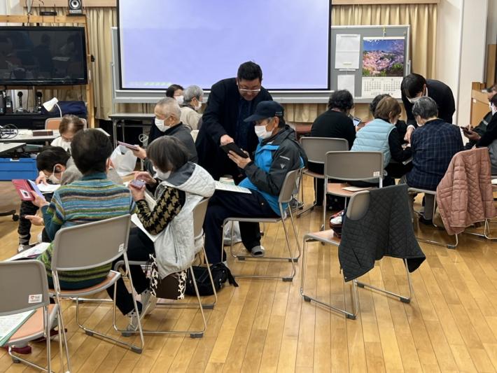 スマホ講座グループで相談フォローの様子